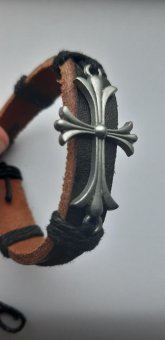 Bratara din piele cu aplicatie cruce